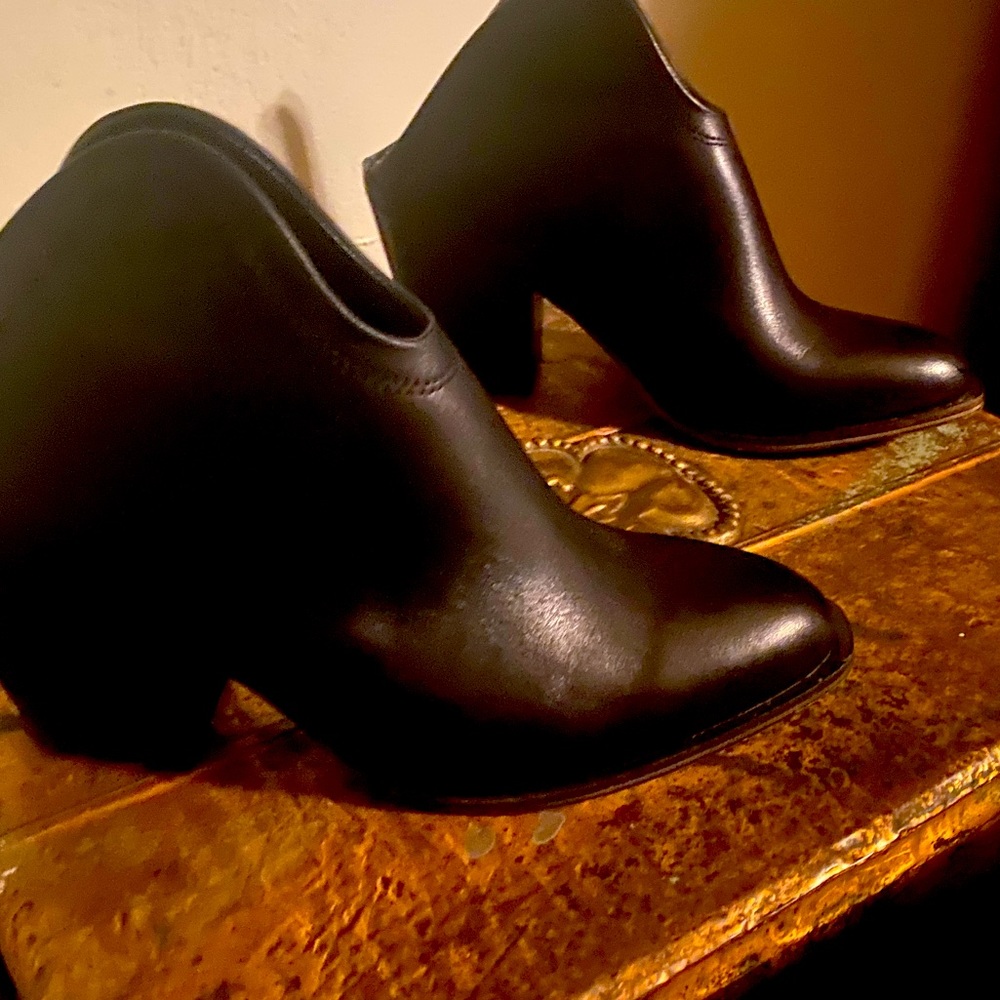 CHINESE LAUNDRY mules